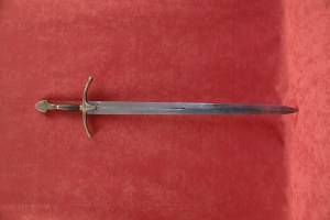 Espada medieval en laton rustico y puno de madera.1